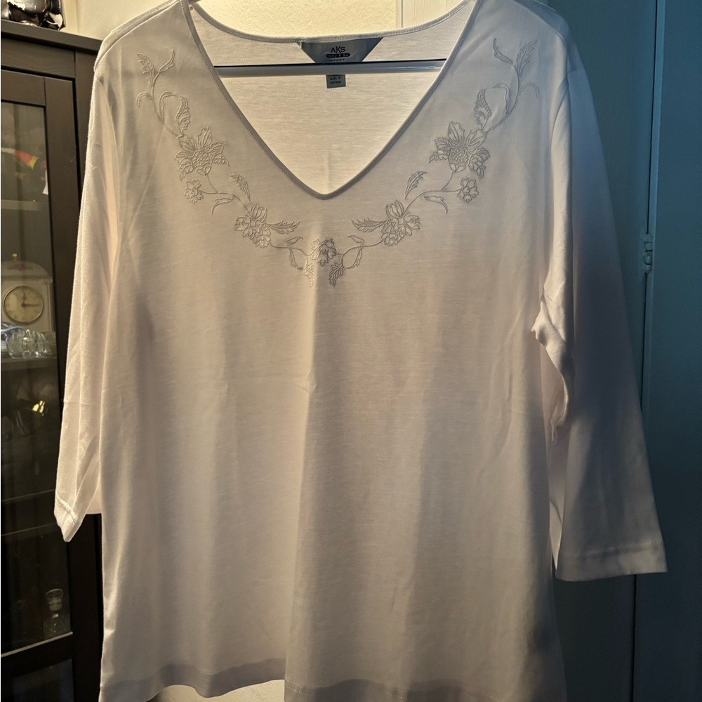 Elegant White Embroidered Women's Top new without tags